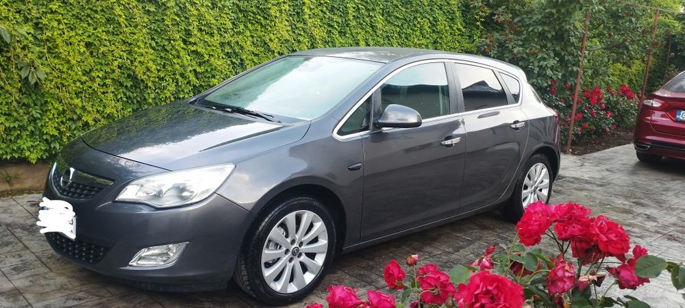 Vând Astra j 2010