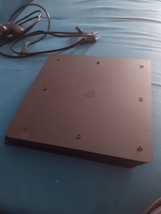 PlayStation 4 slim +4 игры