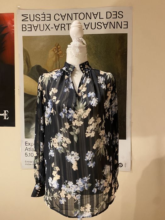 Прекрасна Лека Цветна Блуза с Детайл