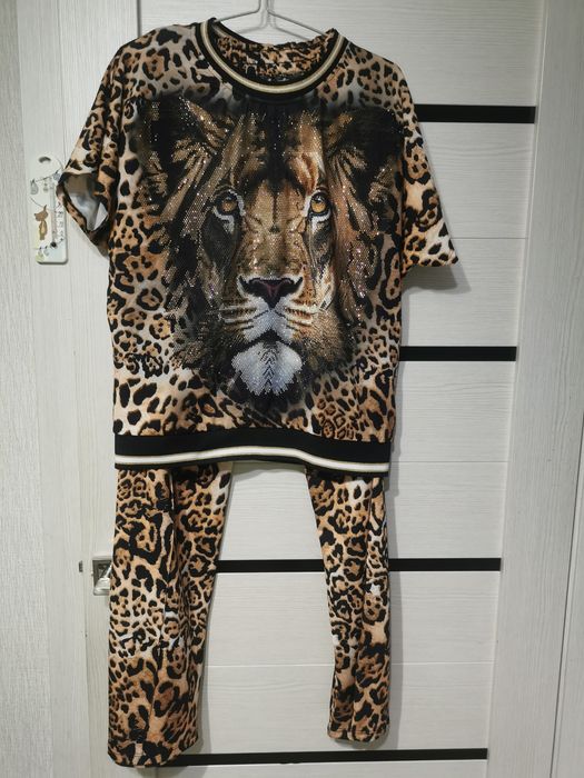 Продам яркий костюм