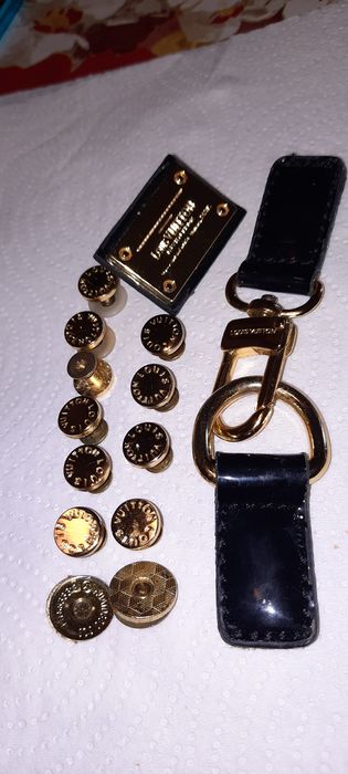 Suruburi ,fermoar și embleme LOUYS VUITTON.