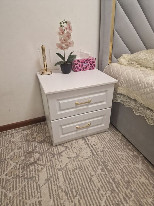 Две прикроватные тумбочки