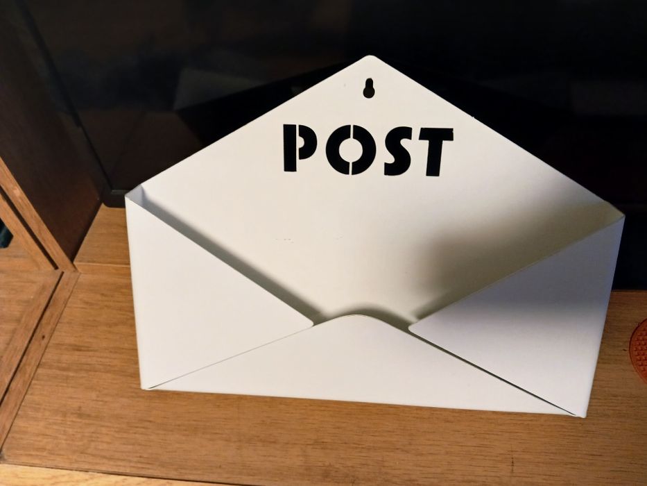 Пощенска кутия с форма на пощенски плик