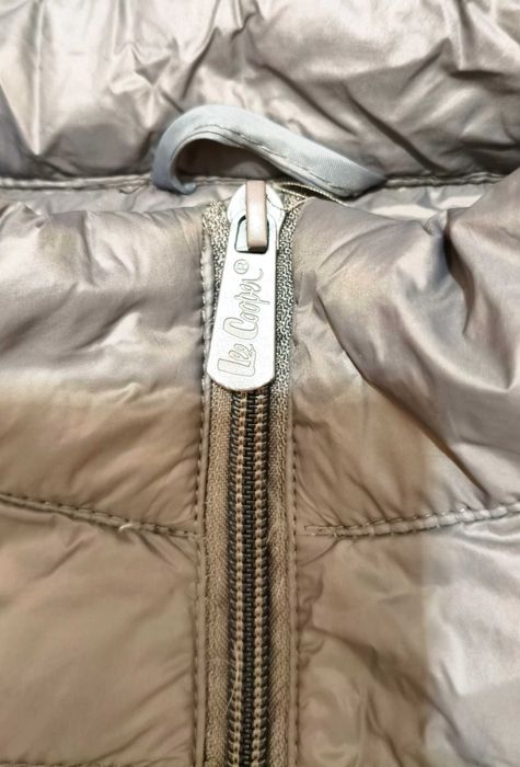 Jachetă ușoară argintie, tip puffer, de la Lee Cooper Originals.