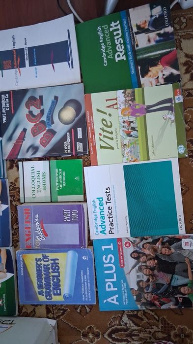 Продавам учебници.