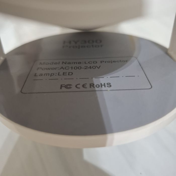 Продаю Проектор HY300