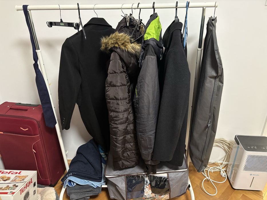 Cuier pe roti metalic