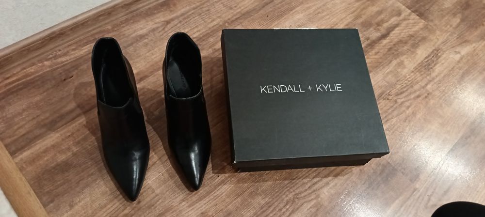 Продавам боти Kendall+Kylie