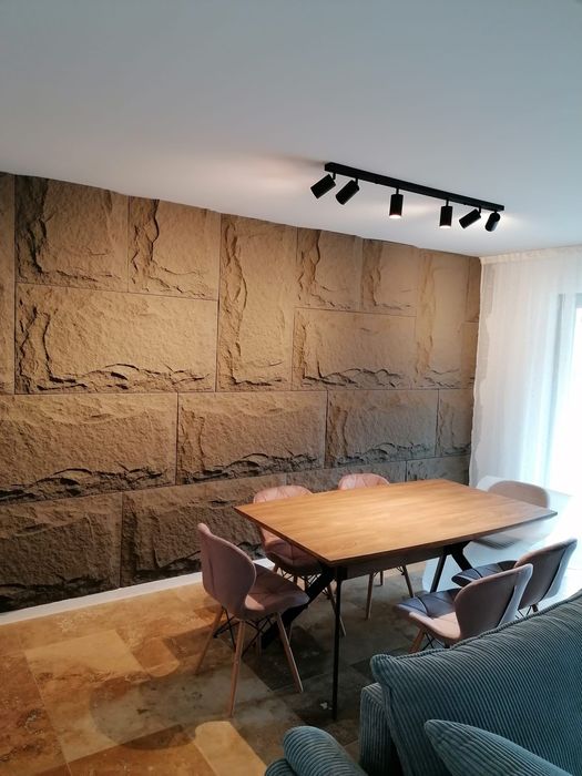 Închiriez jumătate de duplex