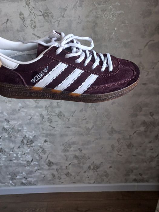 Продам кроссовки (замша)