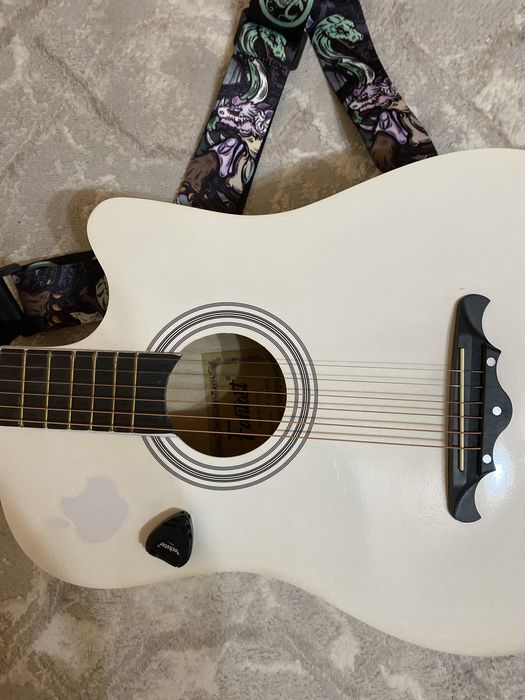 Гитара белая 6 струн в подарок медиатры