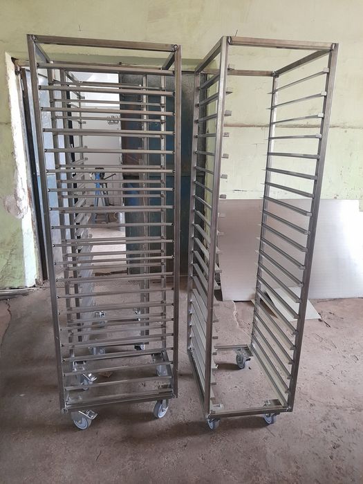 Mese si carucioare din inox transport  chifle/paine