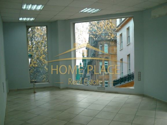 Търговско помещение с обща площ от 90м2 на партерен етаж.