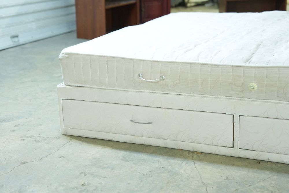 Легло 1.7х2м с чекмеджета