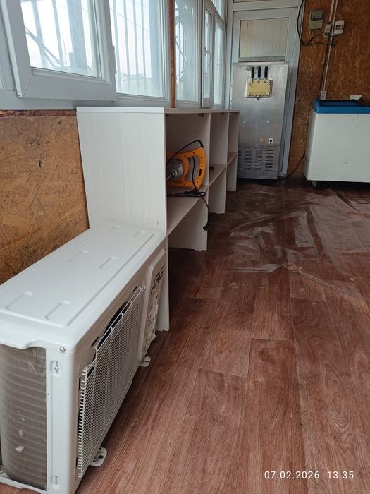 Бутик, мороженое аппарат сатылады.