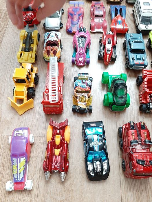 Продам машинки по 500 тг каждая.