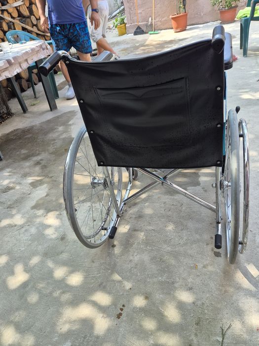 Vand fotoliu rulant cu vas de toaleta
