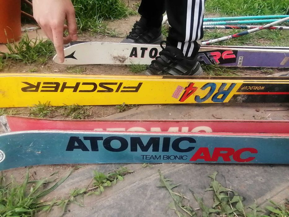 Vând schiuri + bete + cască  – Preț de pachet sau individual pe item !