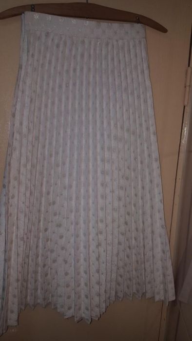 Fusta plisata ecru cu buline aurii