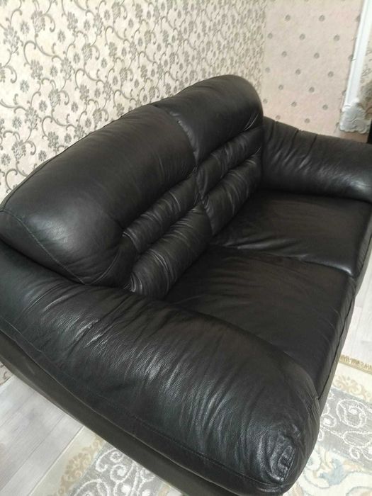 продам кожанный офисный диван