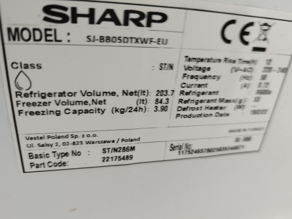 Хладилник с фризер Sharp