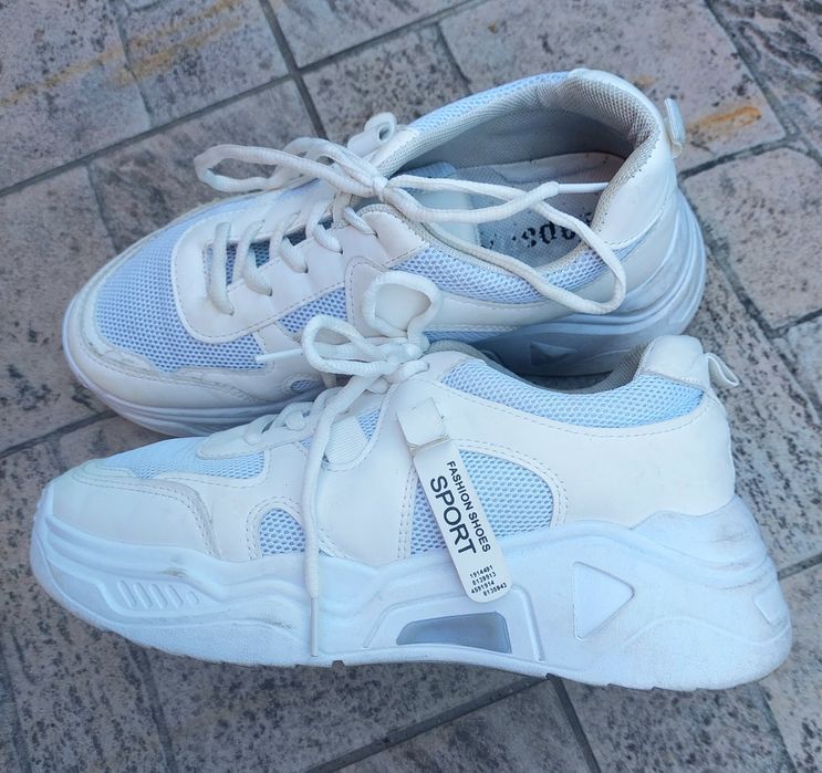 Бели сникърси на платформа 5см.