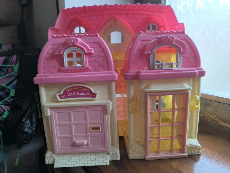 Игрушечный домик для кукол