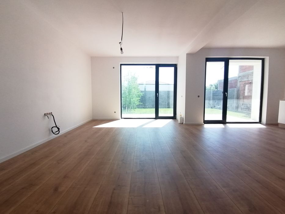 Casa aproape de scoala, gradinita, liceu, 4 camere, asfalt, toate utilitatile