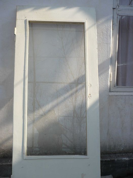 Дверь (199х80 см) деревянная со стеклом (131х38 см)