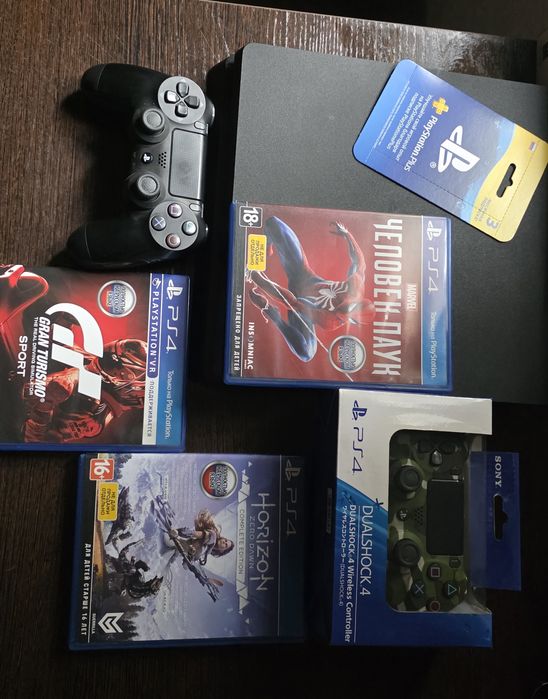 PS4 Slim 1 TB/2Джойстика 3 диска 10 игр