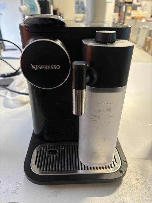 Aparat de cafea Nespresso Gran Lattissima (Original) – Negru Elegant