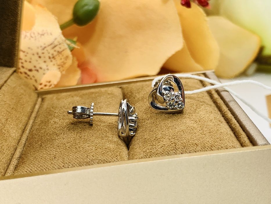 Лаконичные золотое серьги с бриллиантами модели «Пусеты»