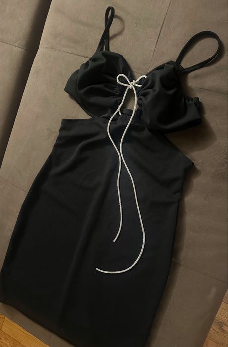 Черна къса рокля с блестяща, сребриста връзка