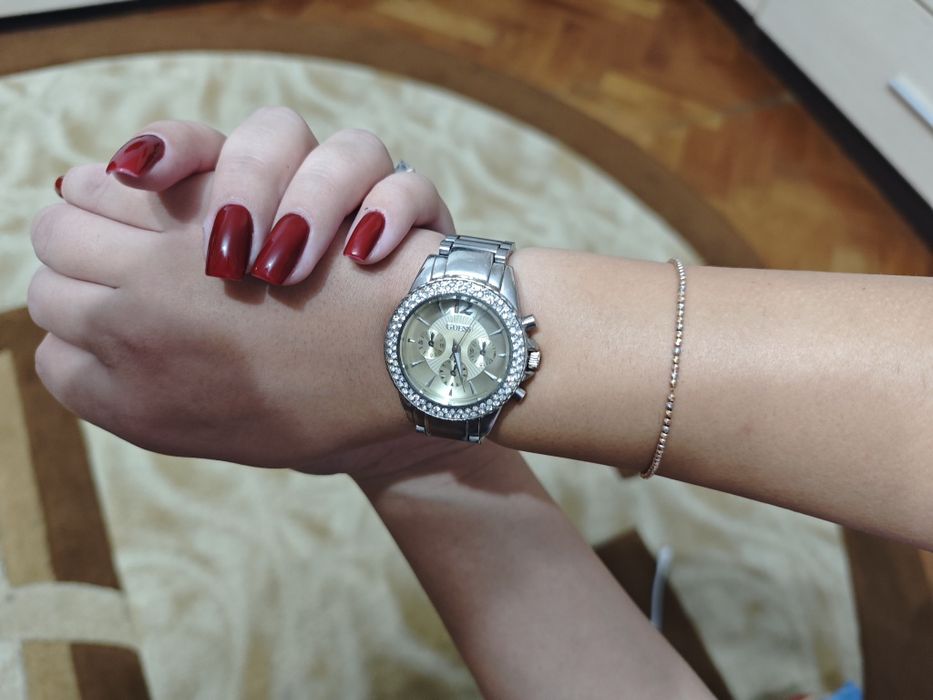 Vând ceas Guess de dama cu pietricele
