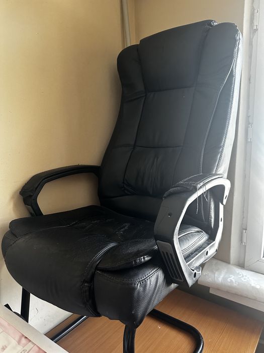 Комьютерный стол и стулья