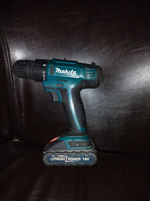 Bormașină autofiletanta Makita 18V