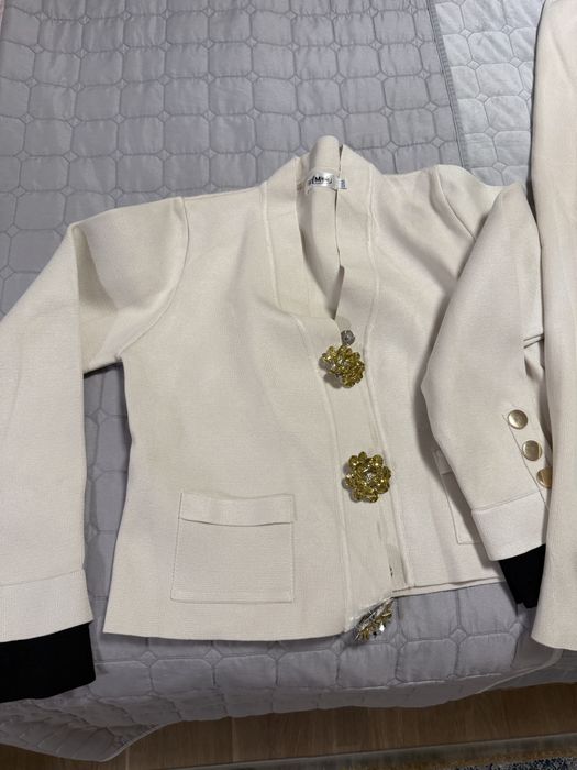 Compleu din tricot cu sacou accesorizat si pantaloni drepti