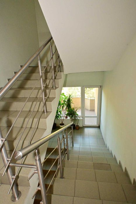 Тристаен тухлен апартамент с гараж в гр. Перник, кв. Димова махала