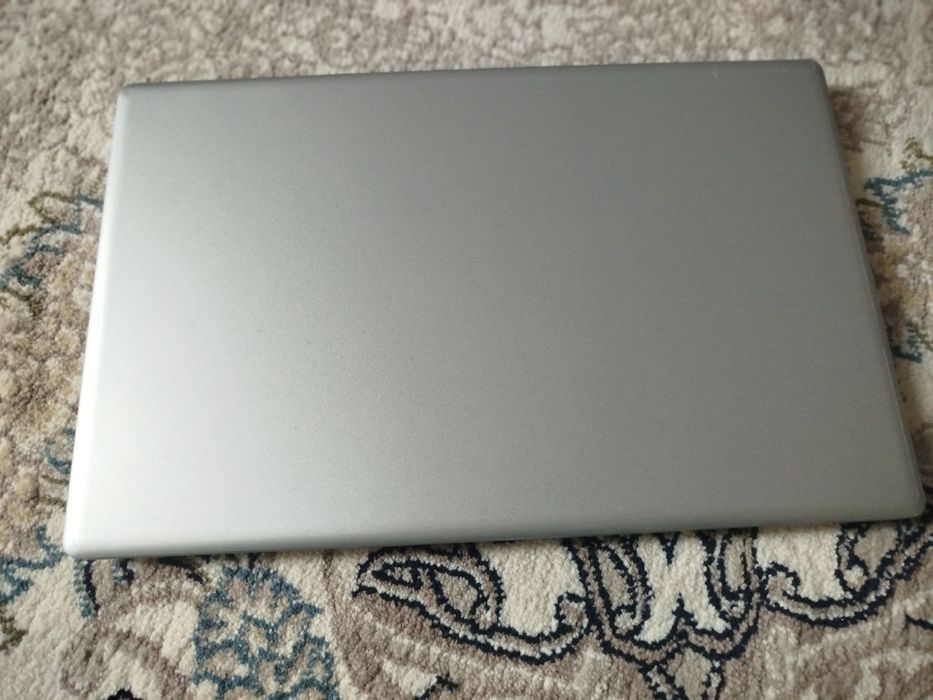 Noutbook sotiladi