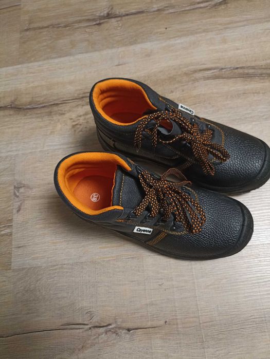 Работни обувки с бомбе