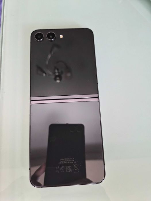 Samsung Galaxy Flip 5, 512GB без драскотини и наранявания.