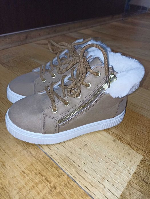 Ghetuțe fetițe in stare impecabila,nr 32! Nu ratați ocazia!!