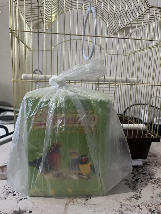 Продам клетку для попугая с кормом