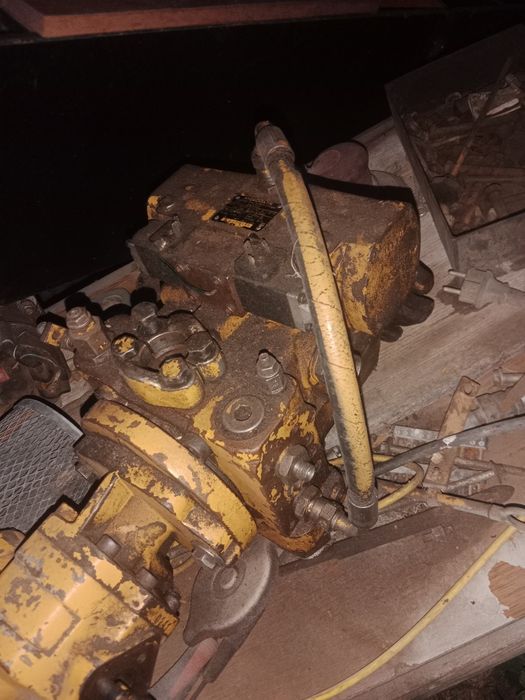 Vind două pompe hidraulice una noua cealaltă folosita și verificară
