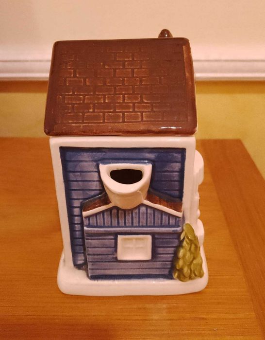 Два порцеланови чайника "Каляска" и "Къща"