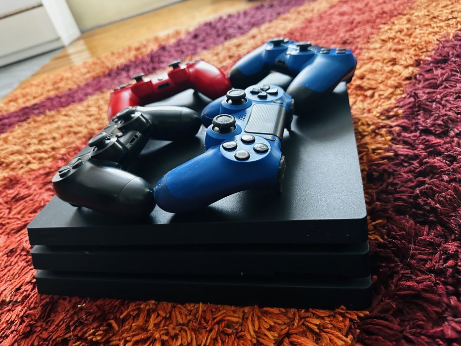 PlayStation 4 Pro 1TB + 4 controllere