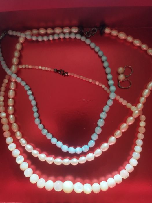 Accesorii (cercei,broșe, lănțișoare brățări )toate sunt vechi lănțișoare 3 de perla și o pereche cercei tot perla