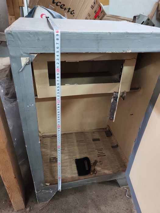 Сейф  железный