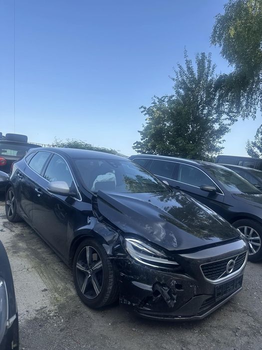 Volvo v40 2000d 150к.с 2019г D3 R Design
