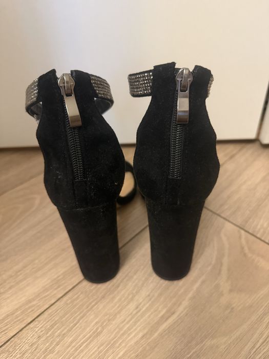 Черные туфли со стразами